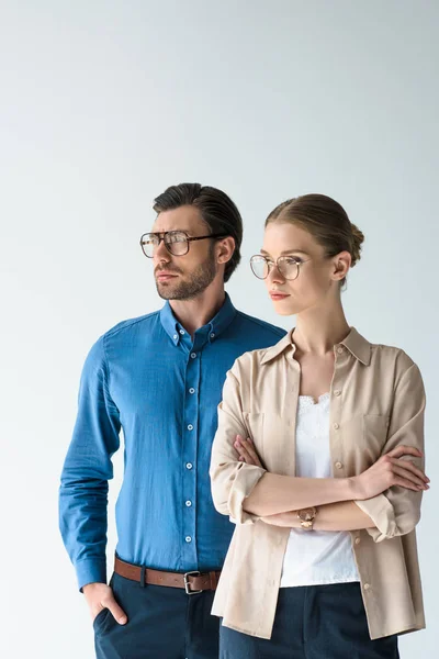 Молодой человек и женщина в стильной одежде и очках изолированы на белом — стоковое фото
