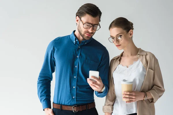 Empresário mostrando smartphone para seu colega isolado em branco — Fotografia de Stock