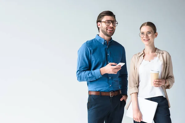 Lächelnde junge Geschäftskollegen isoliert auf weiß — Stockfoto