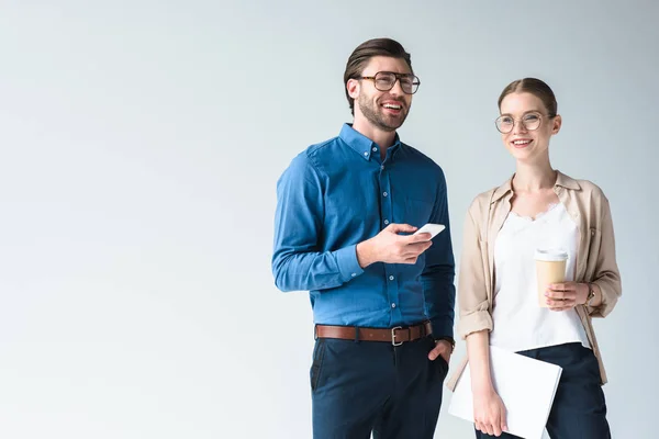 Sonriendo jóvenes colegas de negocios aislados en blanco - foto de stock