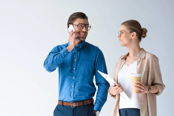 Felices jóvenes colegas de negocios aislados en blanco - foto de stock