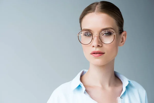 Nahaufnahme Porträt einer schönen jungen Frau mit stylischer Sonnenbrille isoliert auf grau — Stockfoto