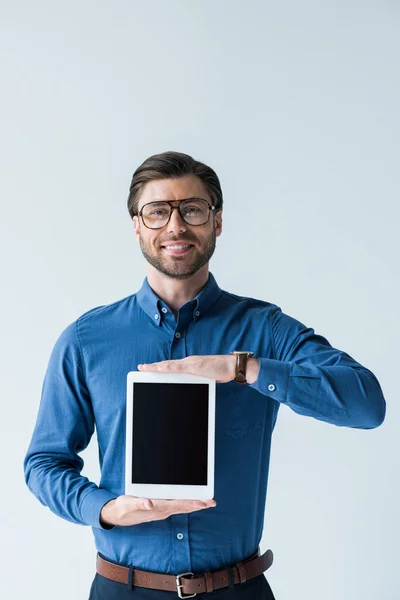 Felice giovane che tiene tablet con schermo bianco isolato su bianco — Foto stock