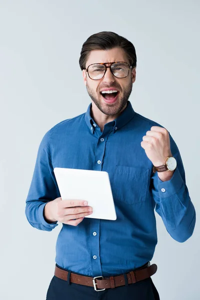 Jovem bem sucedido com tablet celebrando vitória isolada no branco. Homem comemorar ganhar uma aposta com um aplicativo móvel de jogo. aposta de futebol, jogo desportivo — Stock Photo