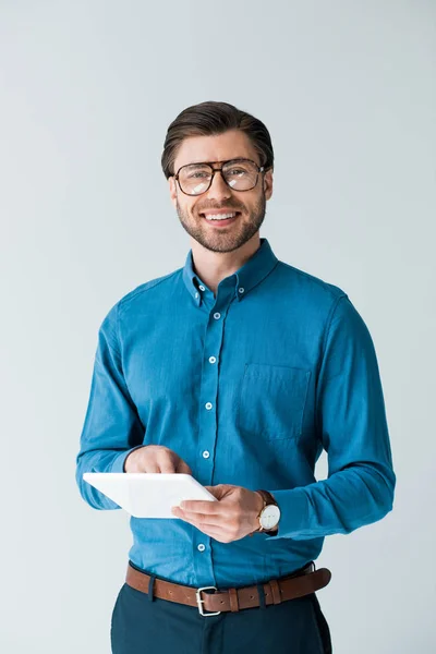 Lächelnder junger Mann mit Tablette auf weißem Grund — Stockfoto