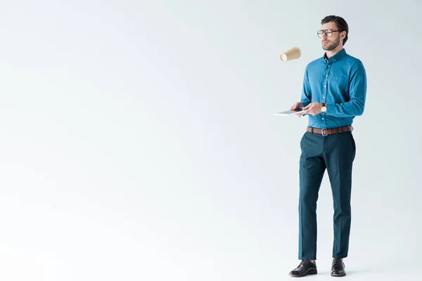 Beau jeune homme vomissant tasse de café en papier avec comprimé sur blanc — Photo de stock