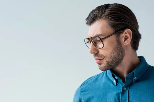 Ernster junger Mann mit stylischer Brille isoliert auf weißem Grund — Stockfoto