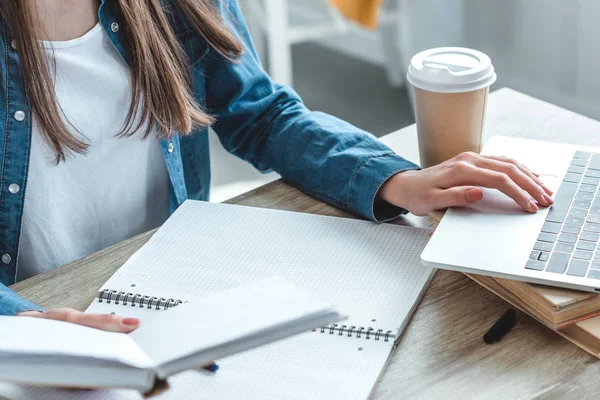 Plan recadré de fille en utilisant un ordinateur portable et étudier à la maison — Photo de stock