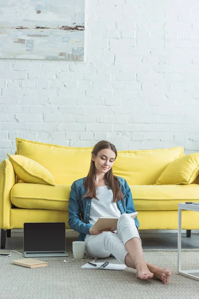 Hermosa chica sonriente leer libro y estudiar en casa - foto de stock