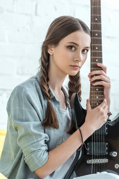 Beautiful teen girl posing with electric guitar — Stock Photo