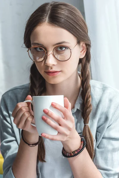 Menina adolescente atraente em óculos bebendo café — Fotografia de Stock