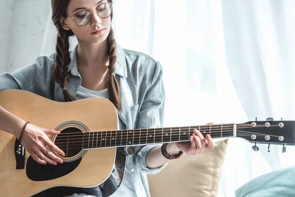 Atractiva chica adolescente tocando la guitarra acústica - foto de stock