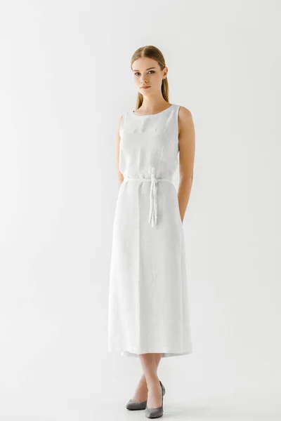 Jovem mulher atraente em linho vestido branco posando isolado no fundo cinza — Fotografia de Stock