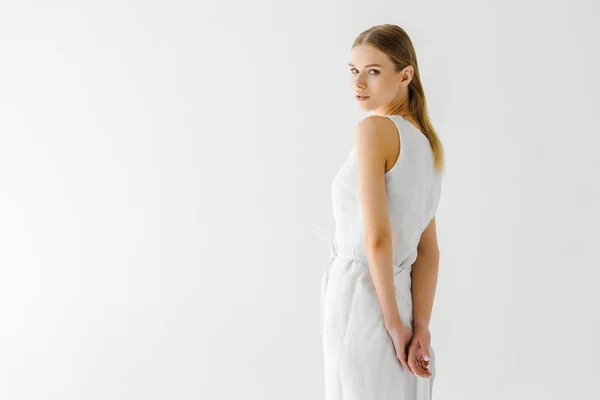Hermosa mujer en lino vestido blanco posando aislado sobre fondo gris - foto de stock