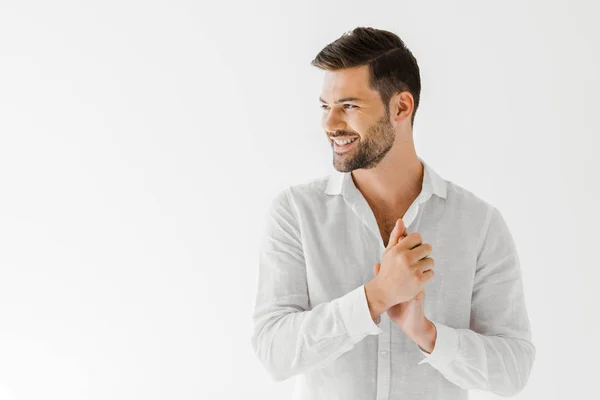 Vista laterale dell'uomo sorridente in lino camicia bianca isolata su sfondo grigio — Foto stock