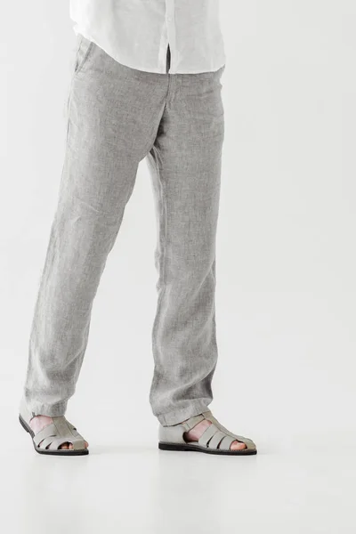 Abgeschnittenes Bild eines männlichen Modells in Leinenhosen und Sandalen isoliert auf grauem Hintergrund — Stockfoto