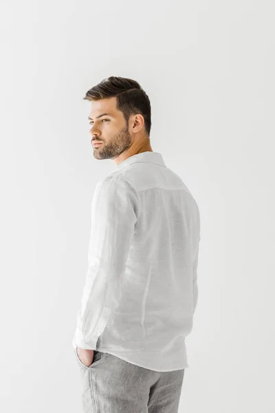 Задний вид человека в льняной белой рубашке, позирующей изолированно на сером фоне — стоковое фото