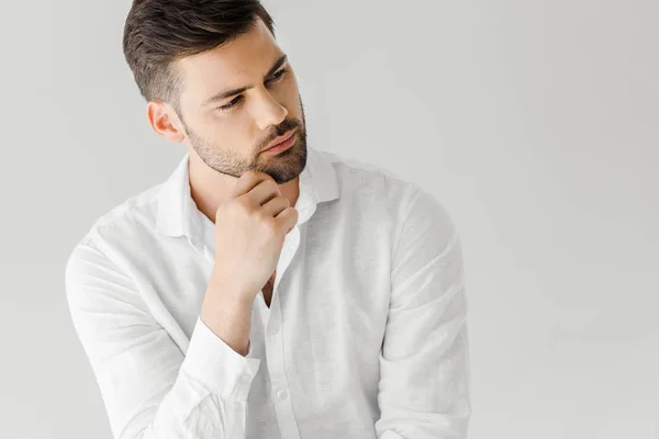 Ritratto di uomo premuroso in lino camicia bianca distogliendo lo sguardo isolato su sfondo grigio — Foto stock