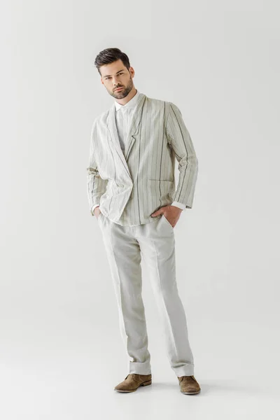 Beau jeune homme en costume vintage élégant regardant la caméra sur blanc — Photo de stock