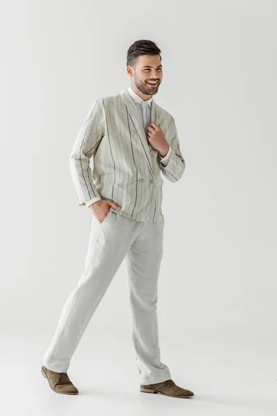 Heureux jeune homme en costume vintage élégant sur blanc — Photo de stock