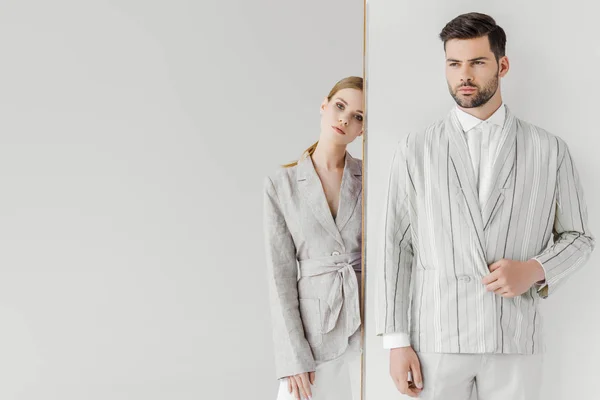 Modèles masculins et féminins attrayants dans des vêtements vintage élégants sur blanc — Photo de stock