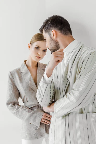 Modelos masculinos y femeninos jóvenes de moda en chaquetas vintage en blanco - foto de stock