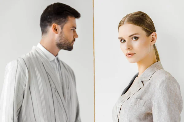 Jovens modelos masculinos e femininos em roupas vintage isoladas em branco — Fotografia de Stock