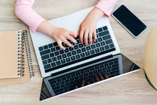 Tiro recortado de estudante usando laptop com tela em branco — Fotografia de Stock