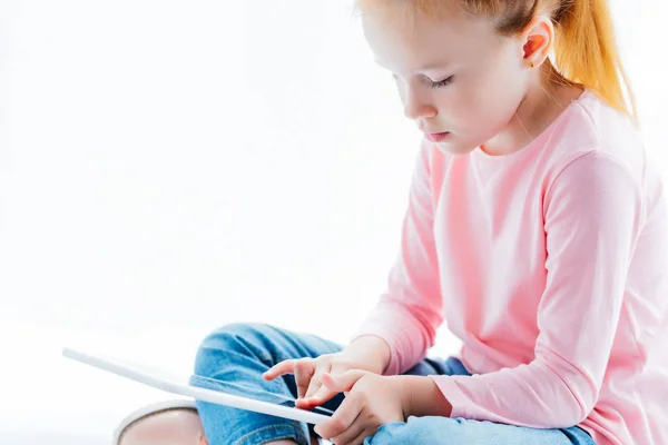 Обрезанный снимок красивой рыжей девочки с помощью цифрового планшета — стоковое фото
