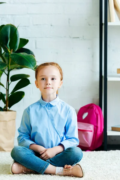 Beau petit enfant roux assis sur le tapis à la maison — Photo de stock