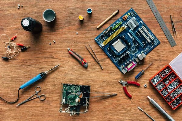 Ansicht von Reparaturwerkzeugen, Motherboard und Festplatte auf Holztisch — Stockfoto
