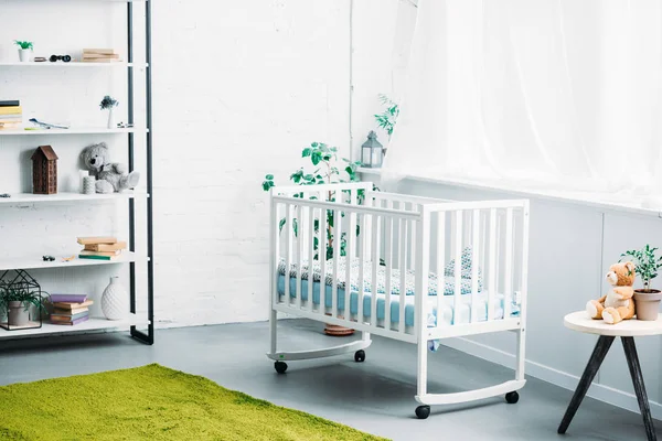 Intérieur de lumière moderne chambre d'enfant avec berceau — Photo de stock