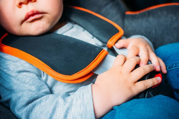 Обрізаний знімок маленької дитини, що сидить на сидінні безпеки дитини в машині — стокове фото