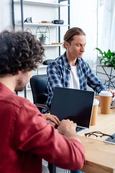 Tiro recortado de colegas do sexo masculino que trabalham com laptops no escritório — Fotografia de Stock