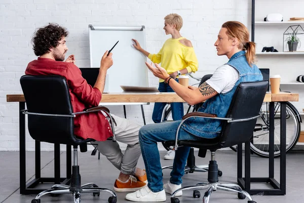 Equipa de arranque jovem a discutir um novo projecto no escritório — Fotografia de Stock