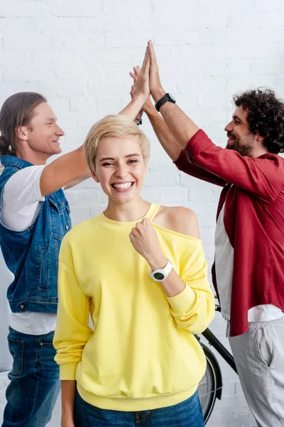 Alegres jóvenes colegas de negocios triunfando en el cargo — Stock Photo