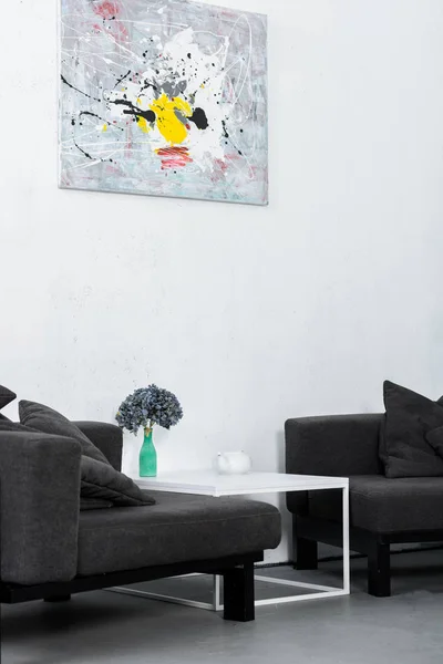 Verniciatura a parete, poltrone moderne nere in salotto — Foto stock