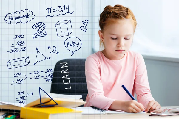 Adorable écolière rousse assise au bureau et étudiant à la maison avec des icônes de mathématiques — Photo de stock