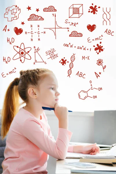 Vue latérale d'une écolière réfléchie tenant un stylo et regardant loin tout en étudiant à la maison, avec des icônes de chimie — Photo de stock