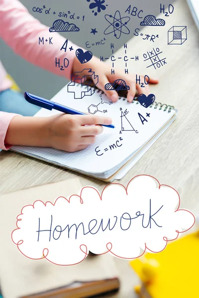 Recortado tiro de escolar tomando notas mientras estudia con libros y modelo molecular. Tareas e iconos educativos - foto de stock