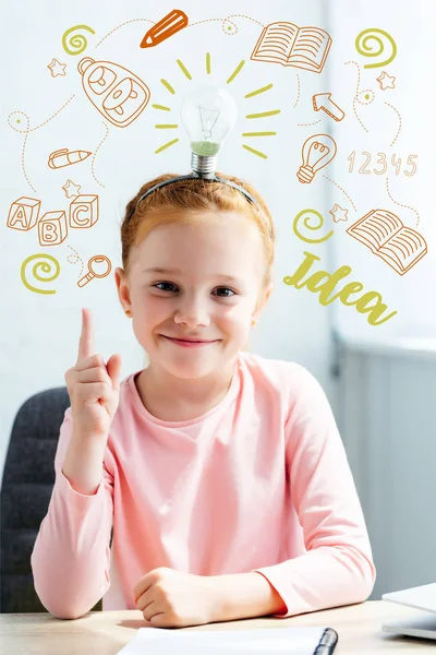 Bella studentessa che punta sulla lampadina sulla testa con idea e icone — Foto stock