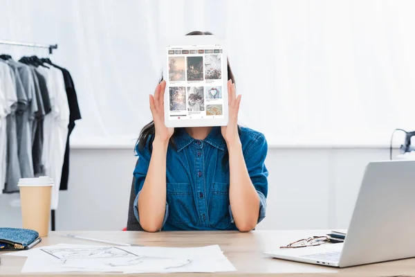 Giovane donna che copre il viso da tablet digitale con il sito web di pinterest sullo schermo — Foto stock