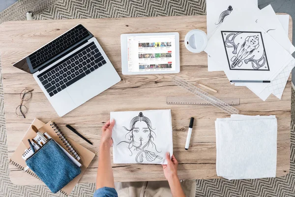 Immagine ritagliata di artista femminile mettendo pittura sul tavolo con computer portatile e tablet digitale con youtube sullo schermo — Foto stock