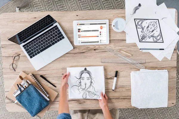 Imagen recortada del diseñador femenino poniendo pintura en la mesa con el ordenador portátil y la tableta digital con nube de sonido en la pantalla - foto de stock