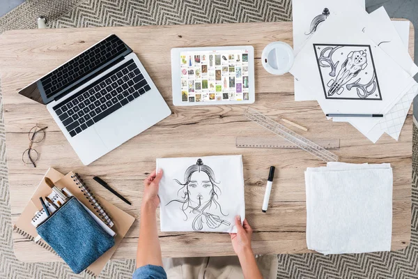 Image recadrée du designer féminin mettant la peinture sur la table avec ordinateur portable et tablette numérique avec ebay à l'écran — Photo de stock