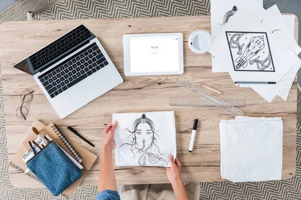 Image recadrée de l'artiste féminine mettant la peinture sur la table avec ordinateur portable et tablette numérique avec google à l'écran — Photo de stock