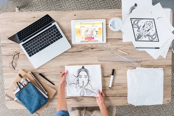 Image recadrée de l'artiste féminine mettant la peinture sur la table avec ordinateur portable et tablette numérique avec aliexpress à l'écran — Photo de stock