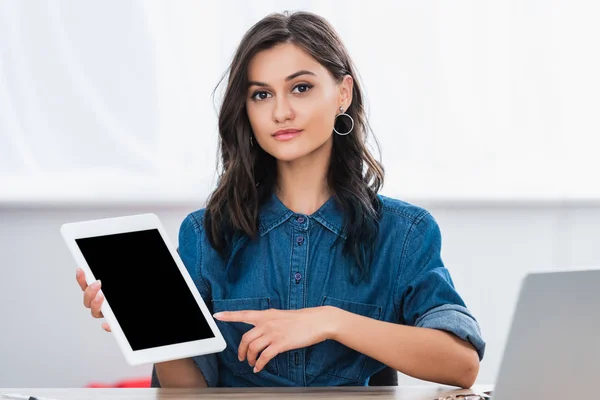 Attraente giovane donna che punta su tablet digitale con schermo bianco — Foto stock