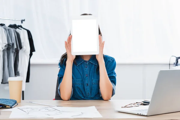 Jeune femme couvrant le visage par tablette numérique avec écran blanc blanc — Photo de stock