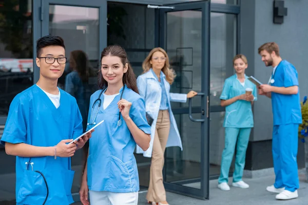 Insegnante porte aperte, studenti multiculturali in piedi sul cortile dell'università medica — Foto stock